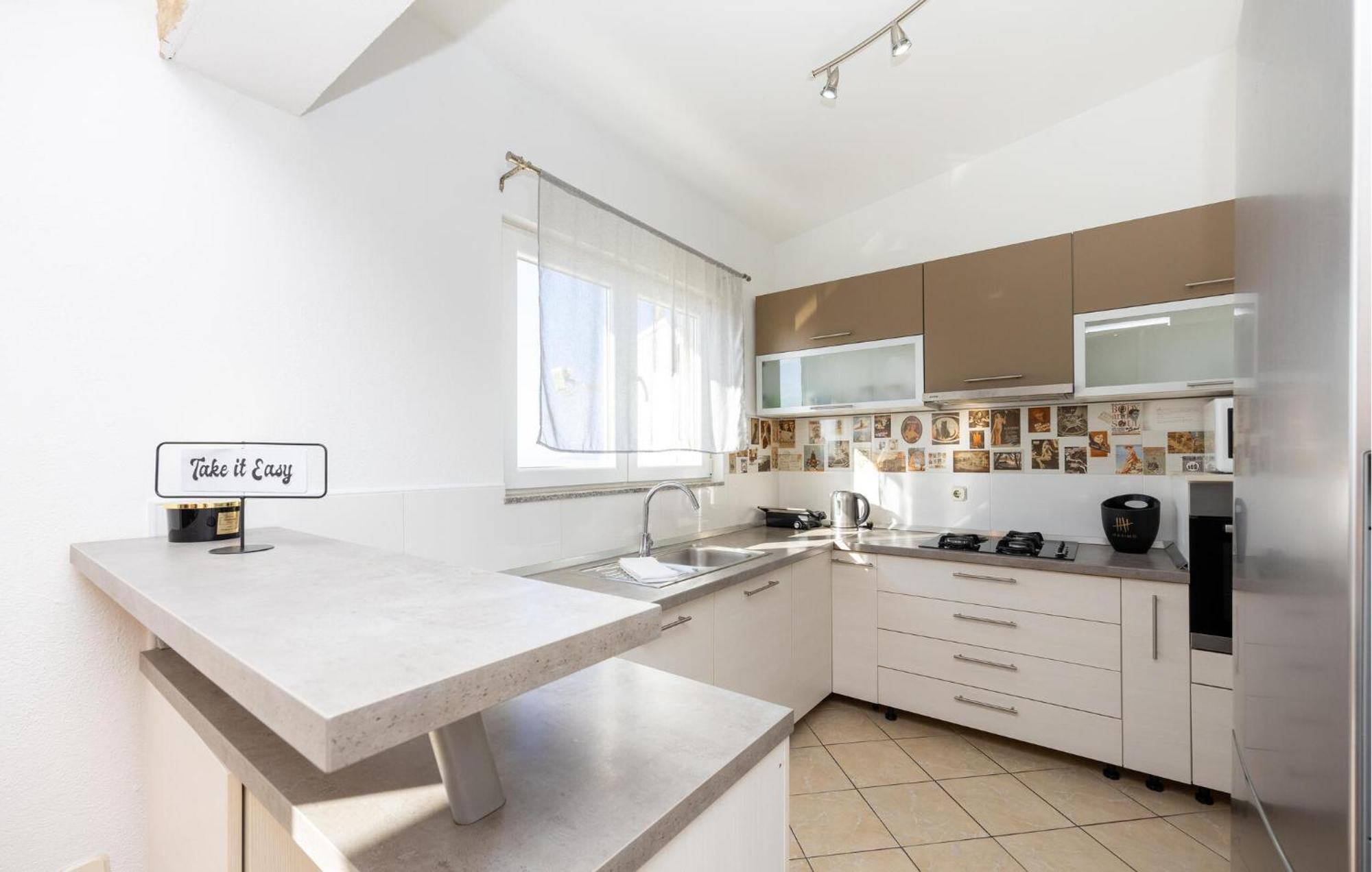 Stunning Apartment In Makarska Exterior foto