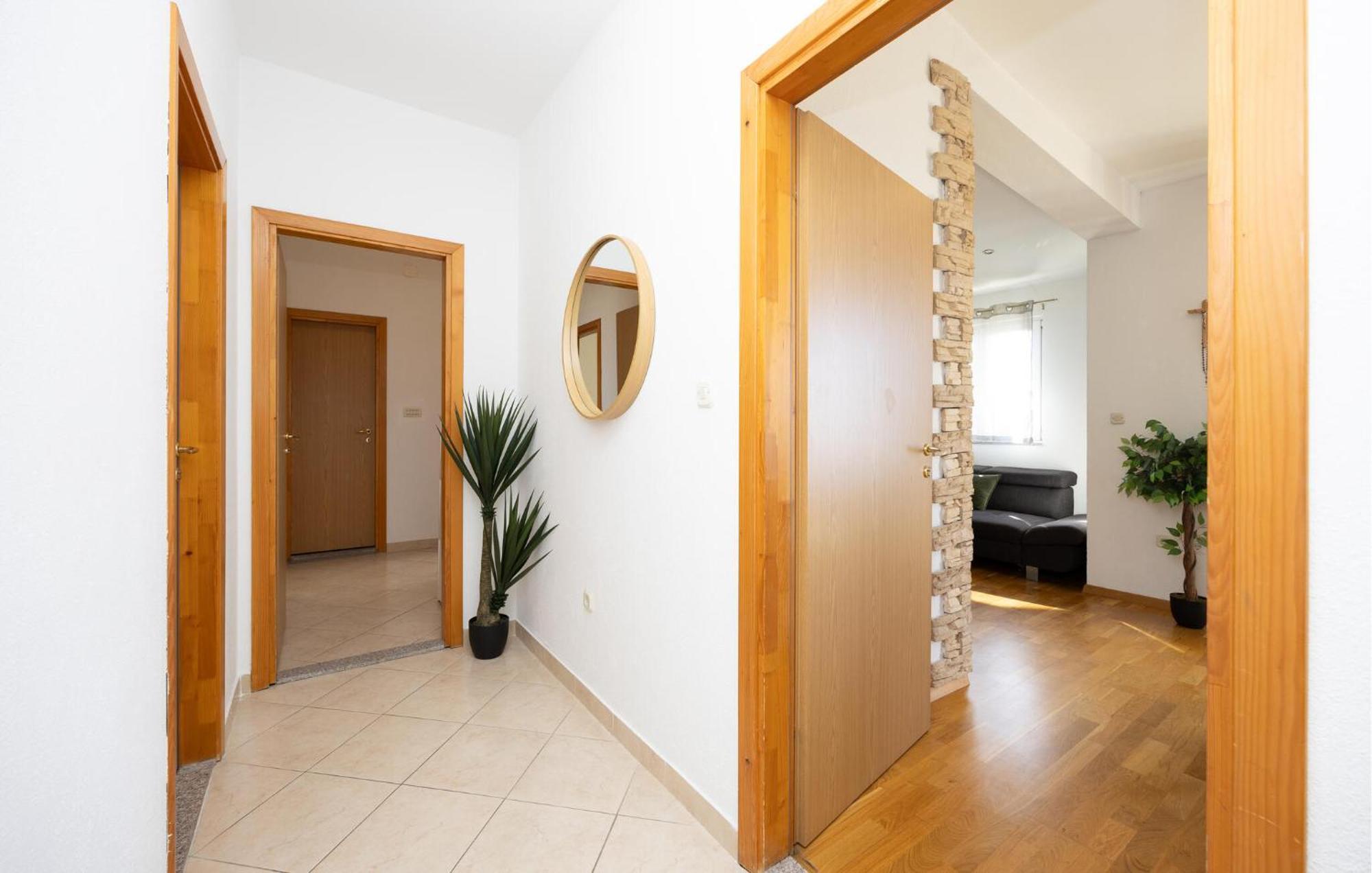 Stunning Apartment In Makarska Exterior foto