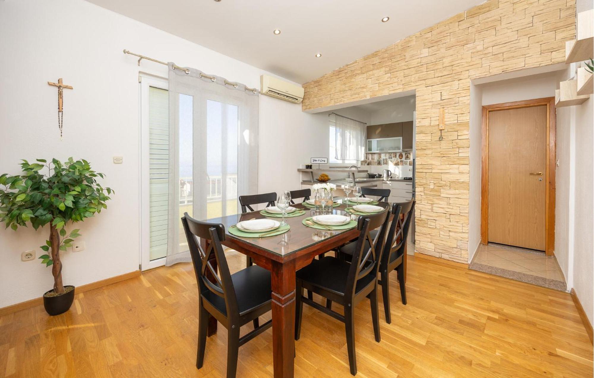 Stunning Apartment In Makarska Exterior foto